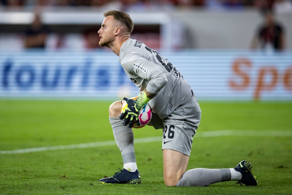 Freiburgs Torwart Mark Flekken äußert Kritik am Spielball in der Europa League.
