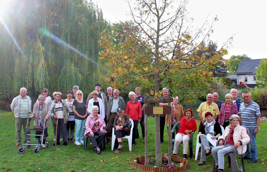 Am 6. Oktober 2012 war die Linde am Dorfteich gepflanzt worden. Zahlreiche Spender hatten ihre Anschaffung für Hohenwarsleben ermöglicht. Ihnen galt zur zehnjährigen Erinnerungsfeier nochmals ein großer Dank. Der Heimat- und Kulturverein hatte die Spendenaktion unterstützt.