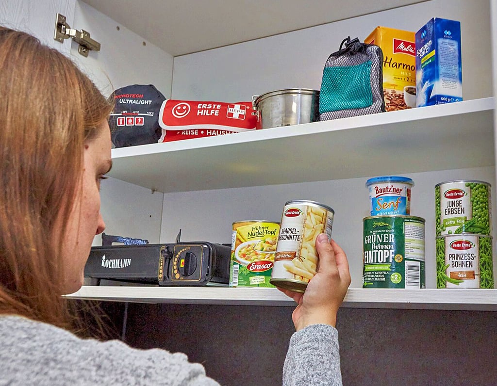 In den Vorratsschrank gehören nicht nur Konserven. Ein Gaskocher, Kleidung, Kaffee und ein Erste-Hilfe-Set zählen ebenso dazu.