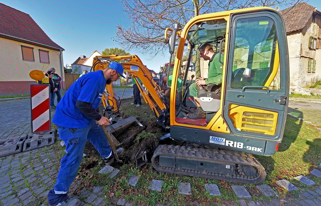 Mitarbeiter der EnviaM holen in Frose den alten Boden aus dem Rondell, das dann mit Rosen, Lavendel und Salbei bepflanzt werden soll.