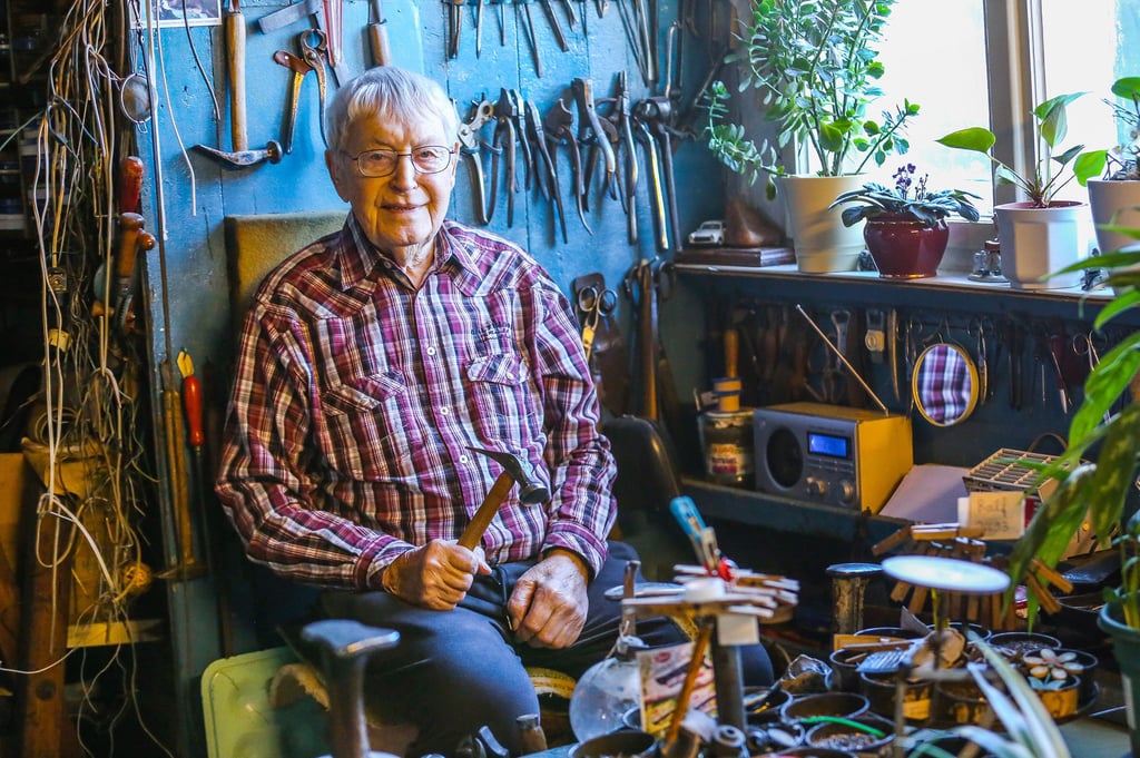 Schuhmachermeister Erich Bühligen sitzt in seiner Werkstatt in Zöschen, in der er als Kind schon viel Zeit verbracht hat.