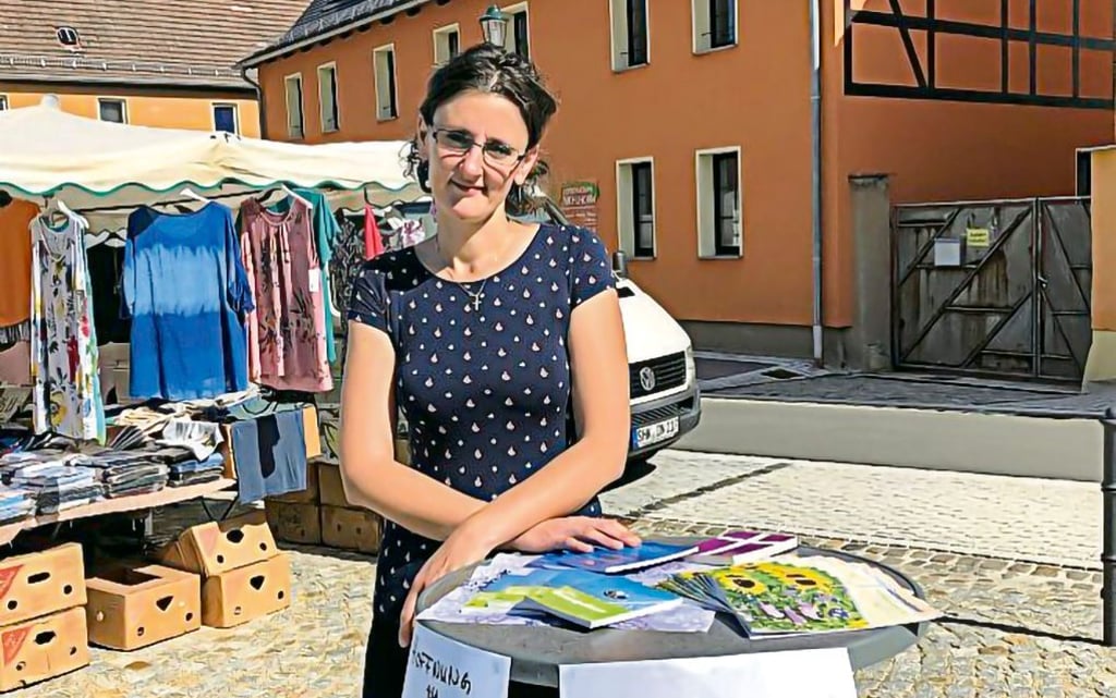 Constanze Lenski war drei Jahre lang Pfarrerin in Osterfeld. Nun ist sie nach Norddeutschland gegangen. Zu Beginn ihrer Amtszeit versuchte sie mit den Leuten mit Hilfe eines mobilen Pfarrbüros in Kontakt zu treten. Wie hier auf dem Osterfelder Markt.