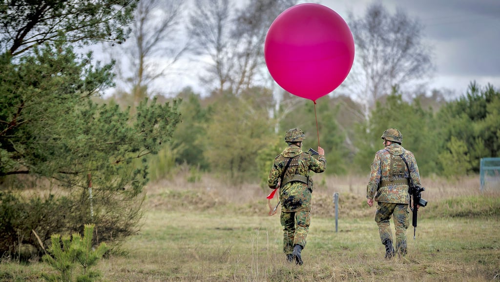 Soldaten vom Wetterzug bereiteten den Wetterballon für den Aufstieg während der Übung White Eagle des Artillerielehrbataillon 325 auf dem Truppenübungsplatz Altengrabow vor.