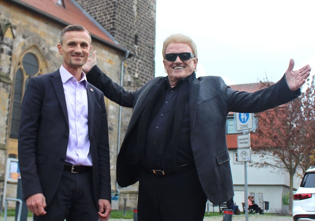 Bürgermeister Benjamin Kanngießer freute sich über den Besuch von Volkssänger Heino. Der Weg vom Rathaus bis zur Nicolaikirche, wo Heino demnächst singen wird, war nicht weit.