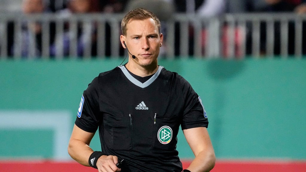 Schiedsrichter Martin Petersen leitet am Samstag sein zehntes RB-Spiel.
