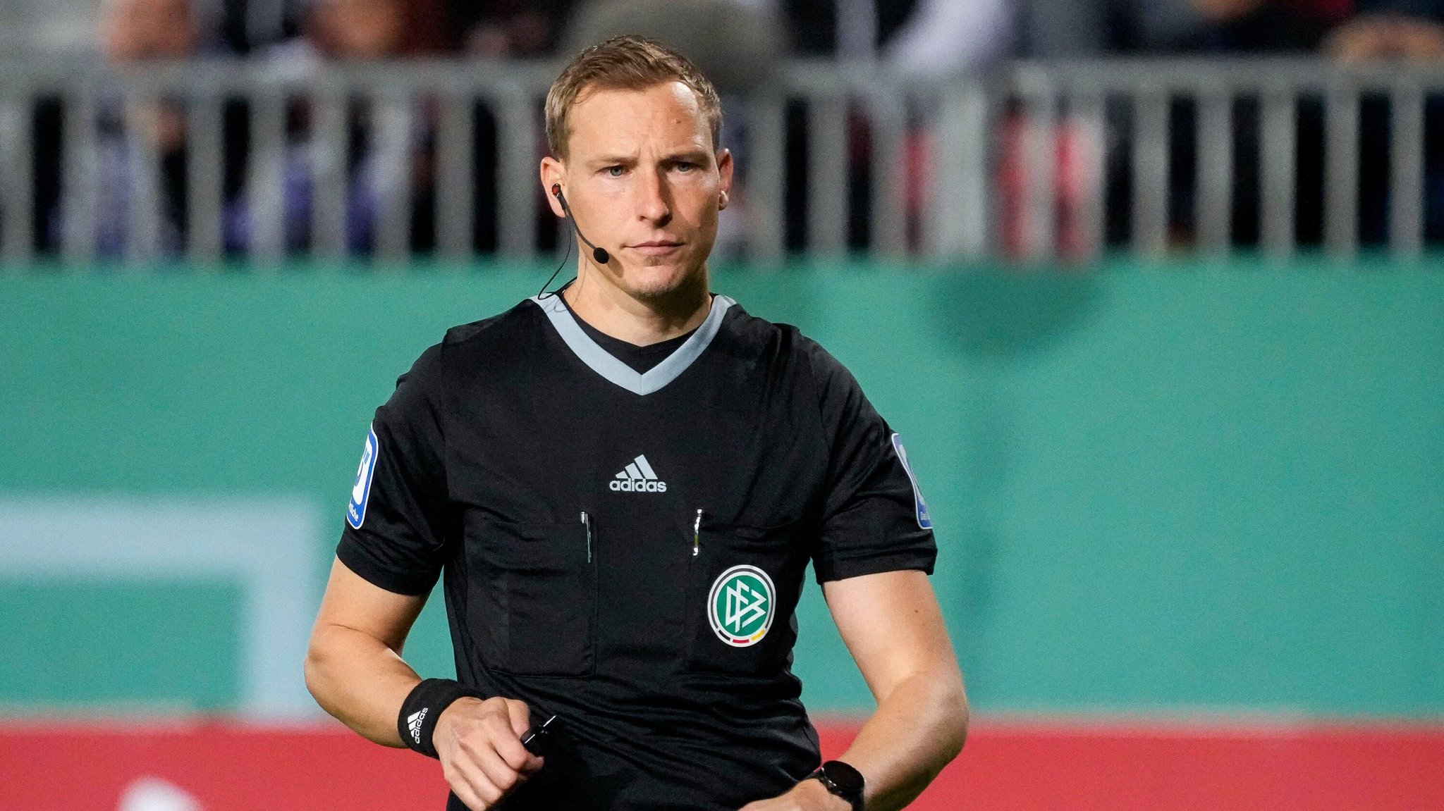 Hoffenheim RB Schiedsrichter Martin Petersen pfeift in Sinsheim