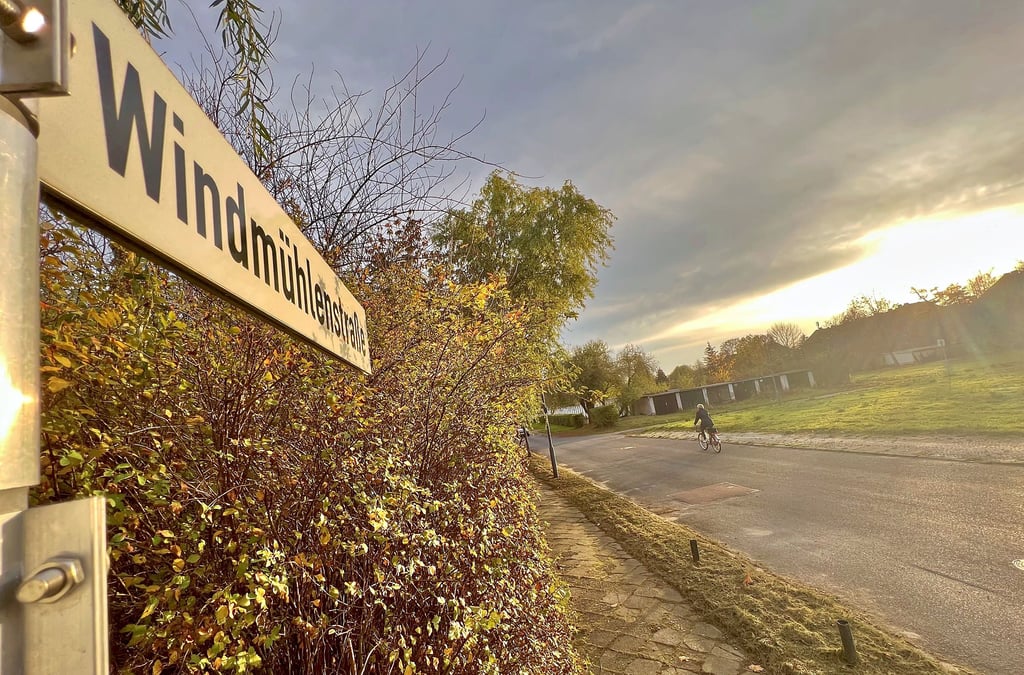 Wie hier in der Windmühlenstraße bietet die Stadt Baugrundstücke an - für Familien sogar billiger. Wie viele es sind, sagte die Stadt auf Anfrage nicht. Auch in der Rohrwiesenstraße, dem Siedlerweg, der Kreuzbergstraße und der Essener Straße gibt es noch Grundstücke.