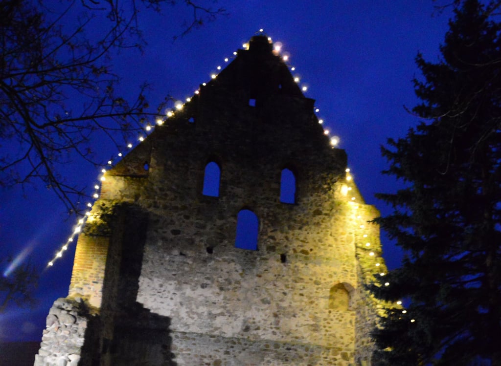 Auf dem Burggelände gibt es zu Heiligabend wieder das Turmblasen – ohne Turm. Der Burggiebel erstrahlt denn festlich.