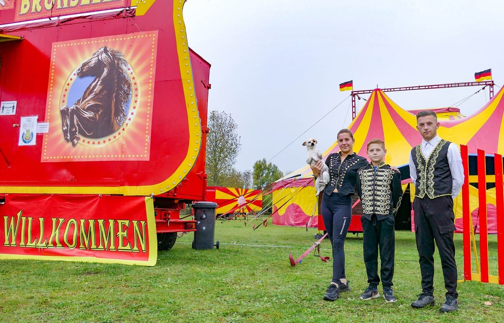 Zirkus Brunselli gastiert in Groß Naundorf. Madeleine, Diego, Sergio und Hündin Mini werden zum Ende der Saison in der Manege stehen.