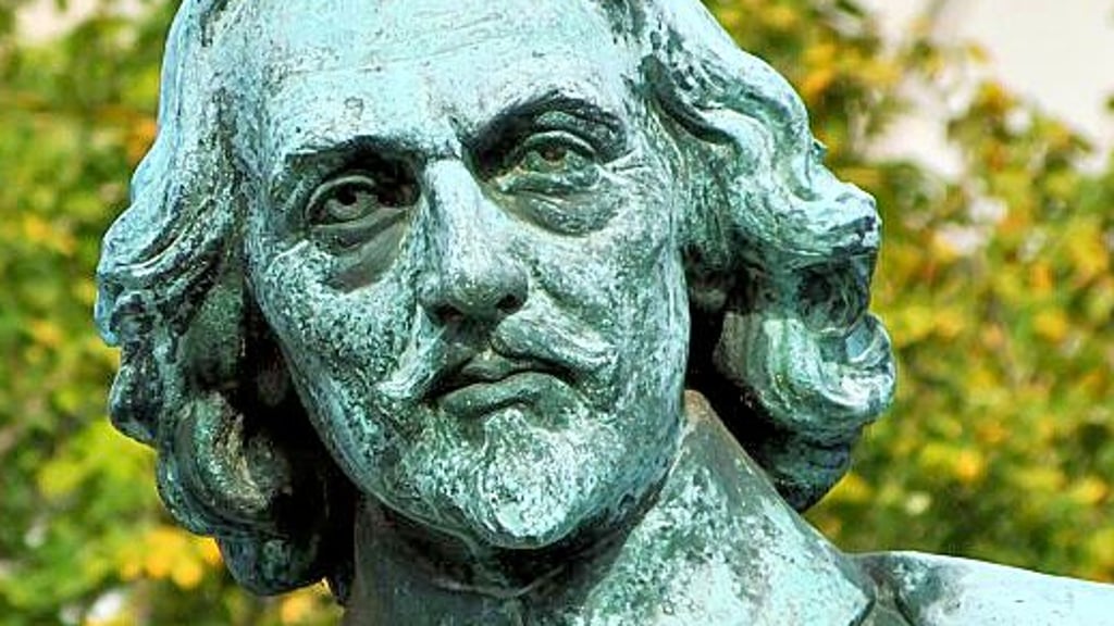Otto von Guericke – hier das Denkmal am Rathaus – ist neben Otto I. Namensgeber für die Ottostadt-Kampagne.