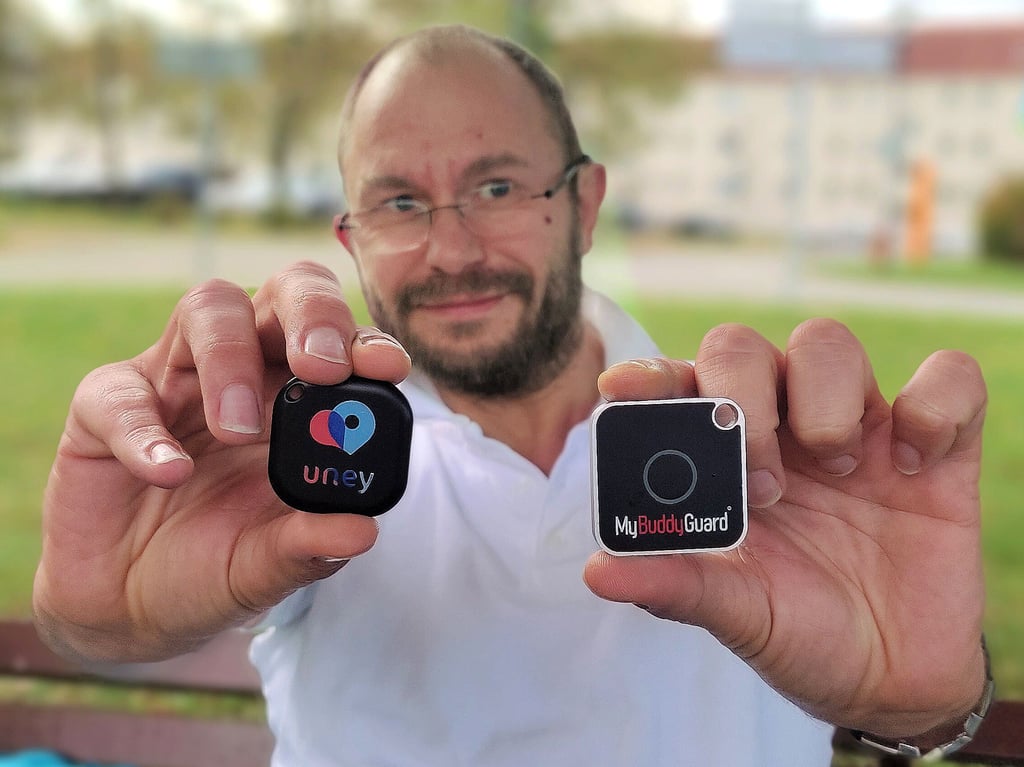 Als Schwerhöriger kann Steffen Klein in Notsituationen nicht die Polizei anrufen. Er vertraut stattdessen auf die Notfallknöpfe der Hersteller Uney und MyBuddyGuard.