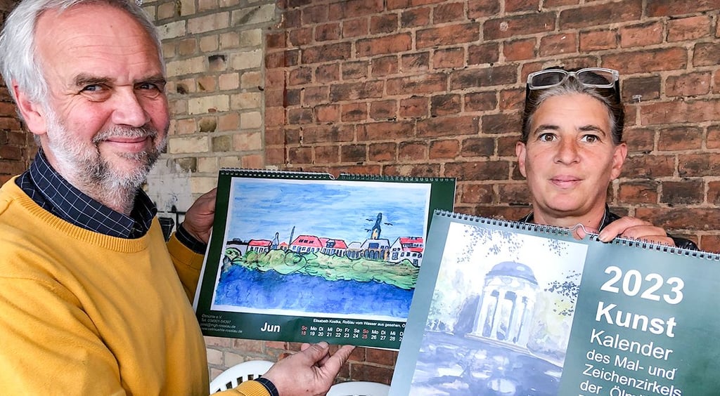Freude bei Stefan Gise-Rehm, Vorsitzender des Ölmühle-Vereins, und Iris Seidel, die die Ölmühle leitet. über den neuen Kalender des Ölmalzirkels.