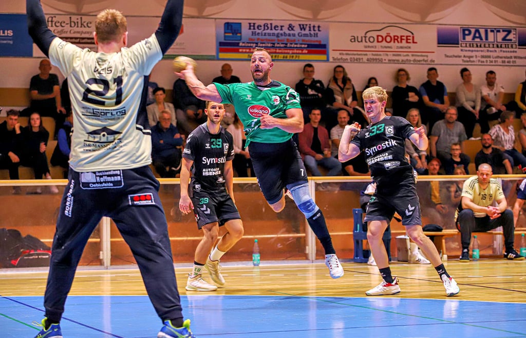 Chris Hoffmann ist beim Sieg gegen Oebisfelde der beste Werfer der Grün-Weißen.