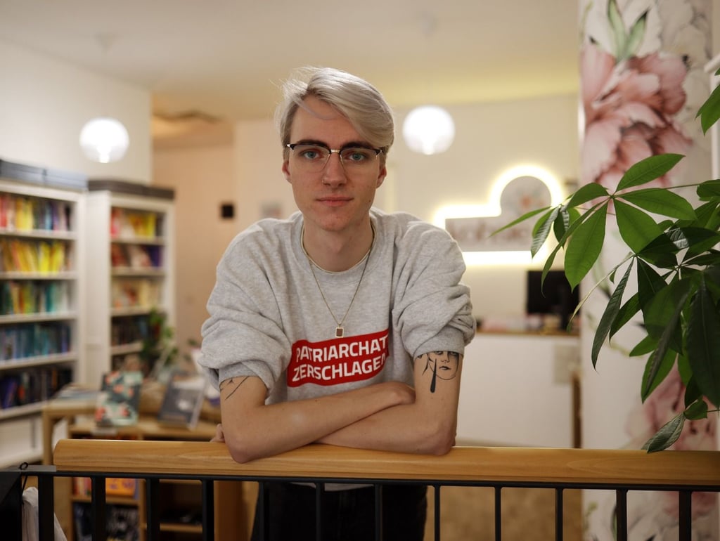Lukas Möbius setzt sich für eine geschlechtsneutrale Sprache ein und besucht regelmäßig die Diversity-Buchhandlung „Kohsie“ in der halleschen Innenstadt.