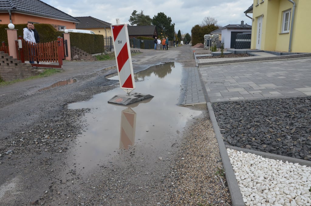 Die „Straße“ Am Kunstanger in Schönebeck ist sanierungsbedürftig. Daran gibt es wenig Zweifel. Allerdings gibt es Streit, wer die Kosten dafür übernehmen soll. Geklärt werden muss zuerst, ob es überhaupt eine Straße ist.