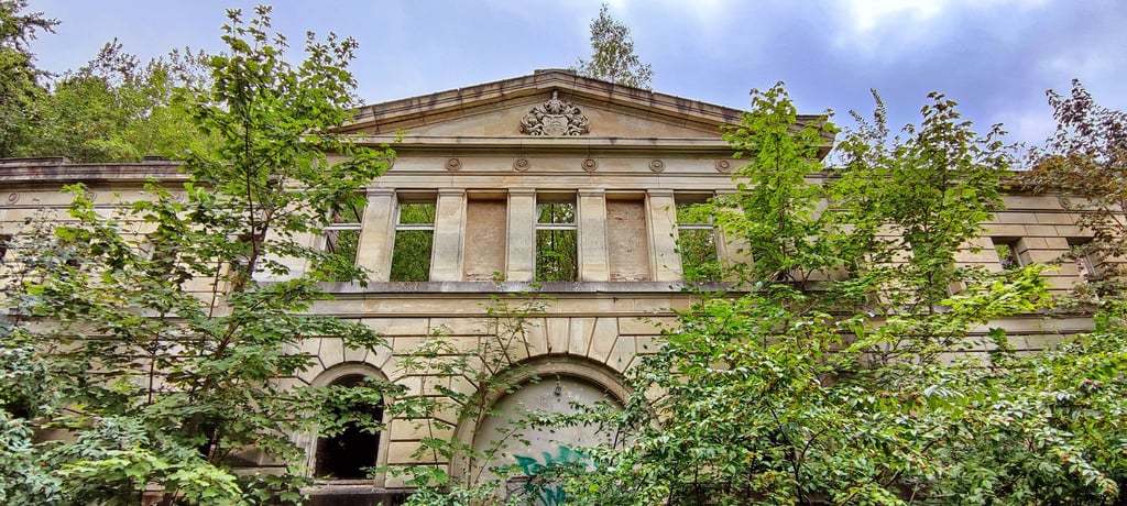 Die ausgebrannten Reste des Marstall sind alles, was heute noch erahnen lässt, wie prächtig Schloss Dwasieden einst war.