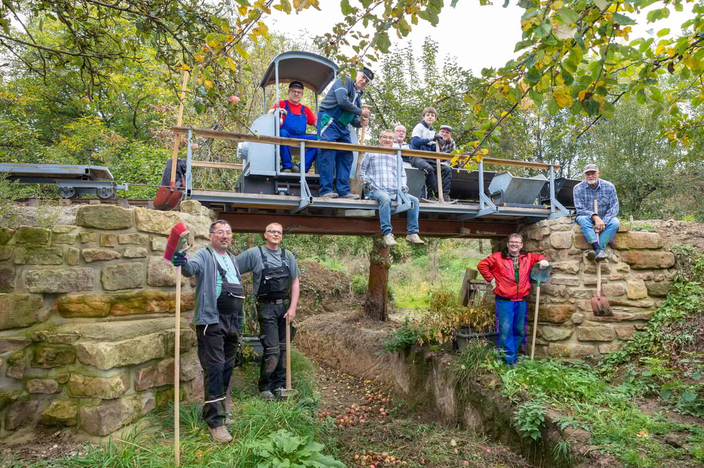 Freiwillige Helfer lassen das Projekt Bärenbahn der Villa Hierschel stetig wachsen.