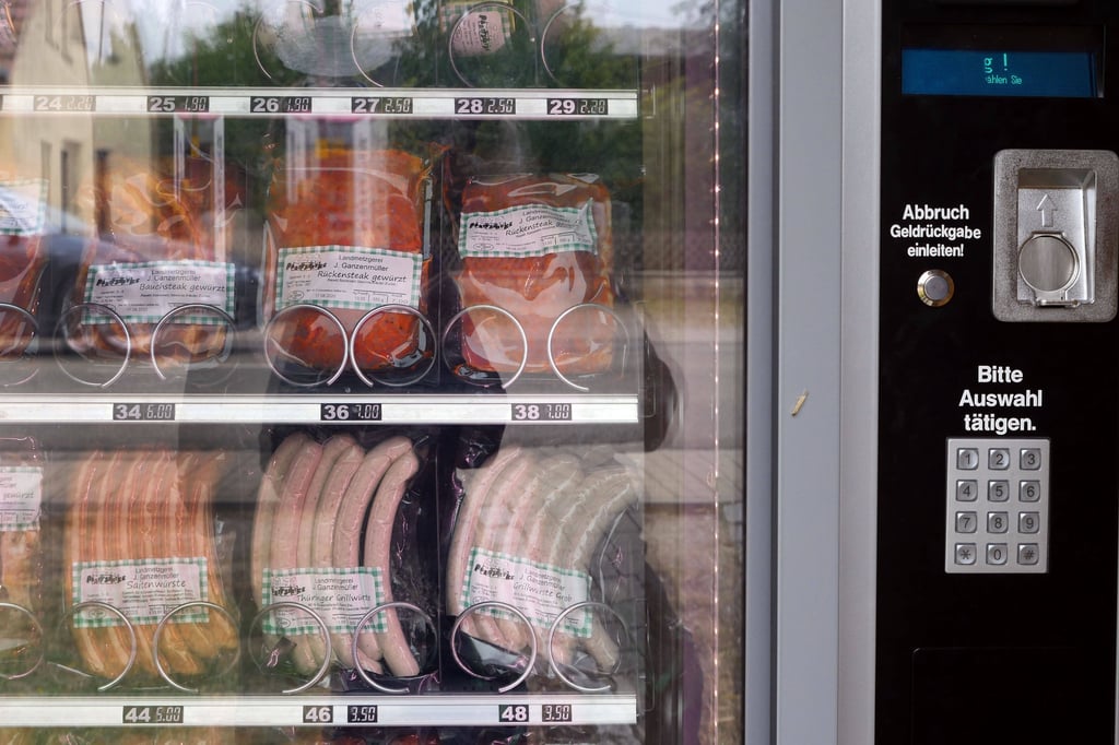 Erfolglos versuchten Diebe in der Börde am Freitagmorgen nach dem Aufbrechen eines Lebensmittelautomaten wohl ihre Tat zu verschleiern, indem sie die Überwachungskamera stahlen - denn die Daten werden extern gespeichert.