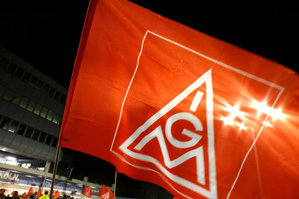 Beschäftigte von Ford versammeln sich zu einer nächtlichen Kundgebung der Gewerkschaft IG-Metall auf dem Gelände der Ford Werke in Köln.