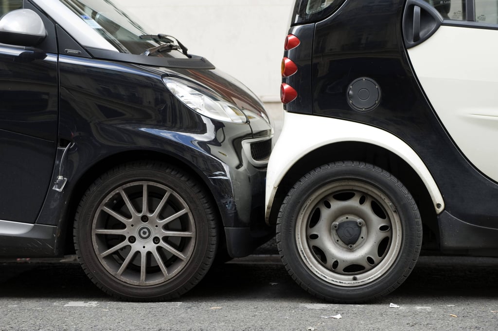 Weil er offenbar sein Auto nicht vor dem Wegrollen sicherte, schaffte es ein 59 Jahre alter Mann gleich zwei Mal auf dasselbe Fahrzeug zu rollen. Ein erster Alkoholtest ergab 2,68 Promille.