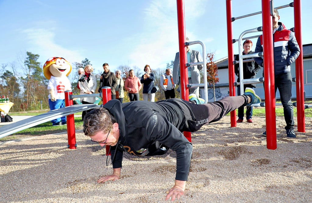 Bei der Einweihung des neuen Trimm-dich-Pfads an der Drushba-Sporthalle in Hettstedt zeigte der ehemalige Schwergewichtsboxer Timo Hoffman, welche Übungen möglich sind.