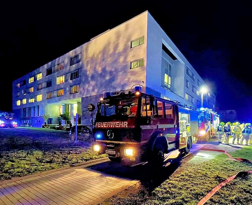 Ein Löschfahrzeug vor dem GVS-Seniorenzentrum in der Oesig. Dort hatte ein technischer Defekt an einem Spülautomaten einen Kleinbrand ausgelöst.