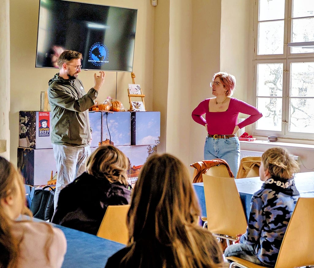 Die Kulturelle Bildung der  Luther-Museen in Wittenberg hat im Rahmen ihrer Ferienangebote einen   Schnupperkurs für Gebärdensprache angeboten. Durchgeführt haben ihn Marcel Sauer und Sheila Zeidler.