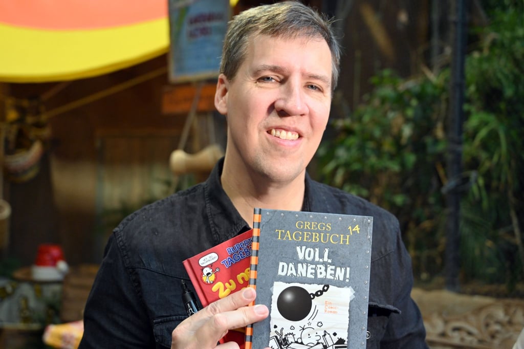US-Jugendbuchautor Jeff Kinney mit zwei Büchern der Bestseller-Reihe „Gregs Tagebuch“.