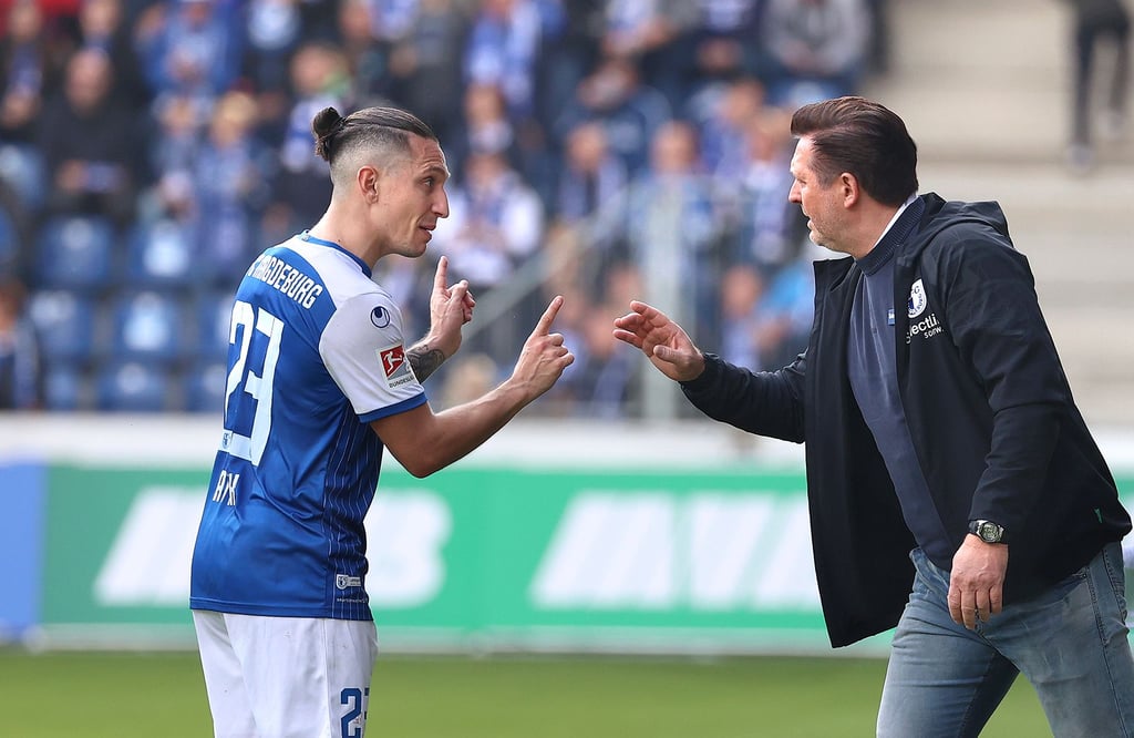 Die finale Phase der Hinrunde in der 2. Bundesliga bricht für den 1. FC Magdeburg an: Vizekapitän Baris Atik (l.) und Cheftrainer Christian Titz peilen in Nürnberg den fünften Sieg an.