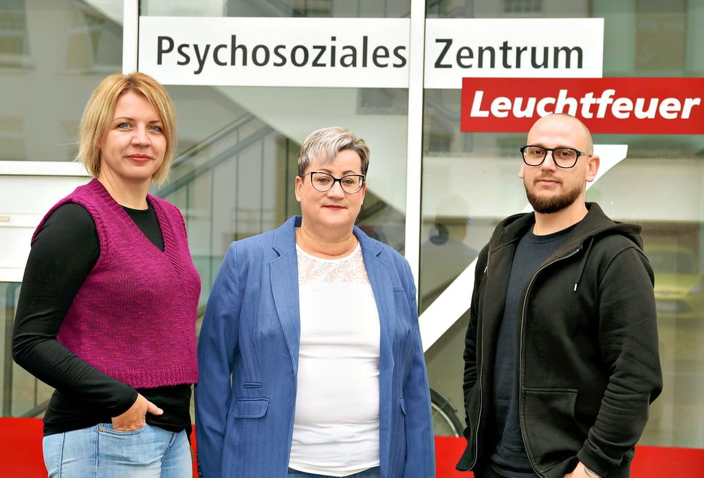 Sozialraumleiterin Anne Timmerhans (von links), Koordinatorin Anja König und Sozialarbeiter Phillip Honsa stehen vor dem Domizil in Köthen.