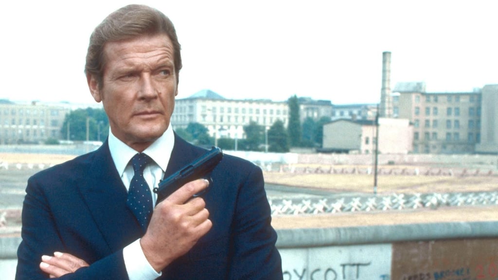 Roger Moore als James Bond - und im Visier der Staatssicherheit.