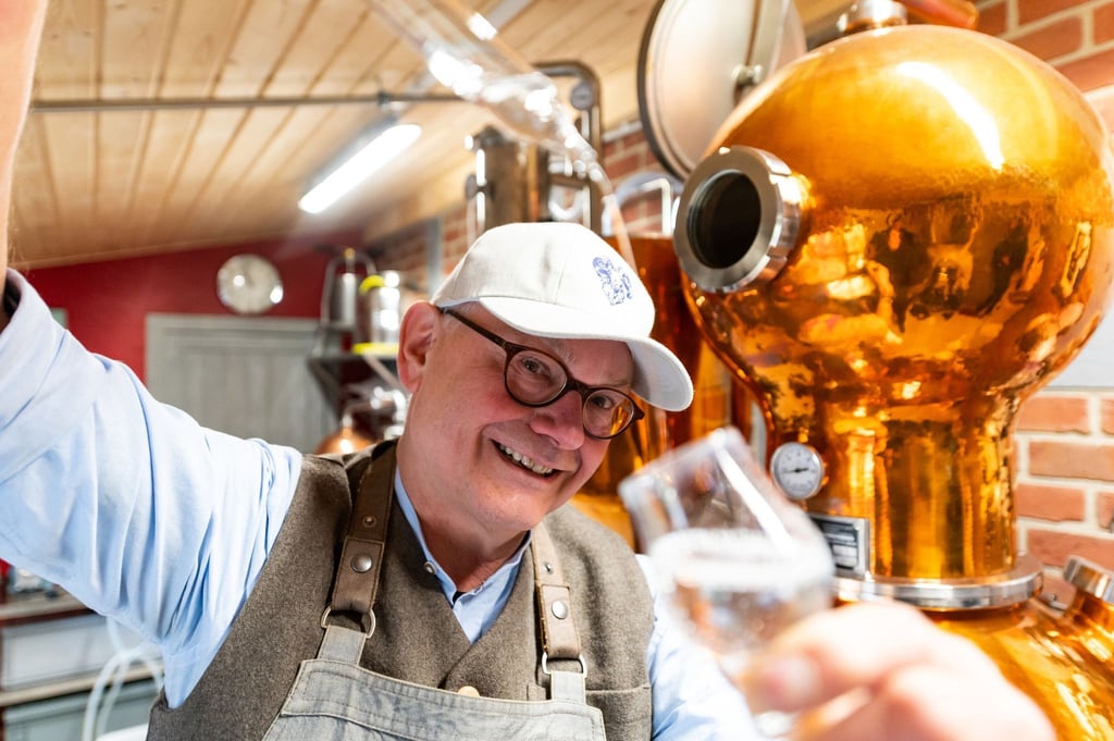 Gerhard Bosselmann kontrolliert in seiner Brennerei den von ihm gebrannten Heide-Gin.