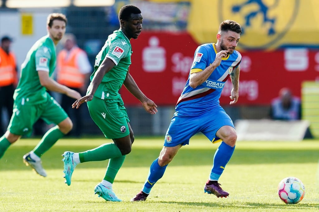 Sandhausens Merveille Papela (l) und Braunschweigs Maurice Multhaup kämpfen um den Ball.