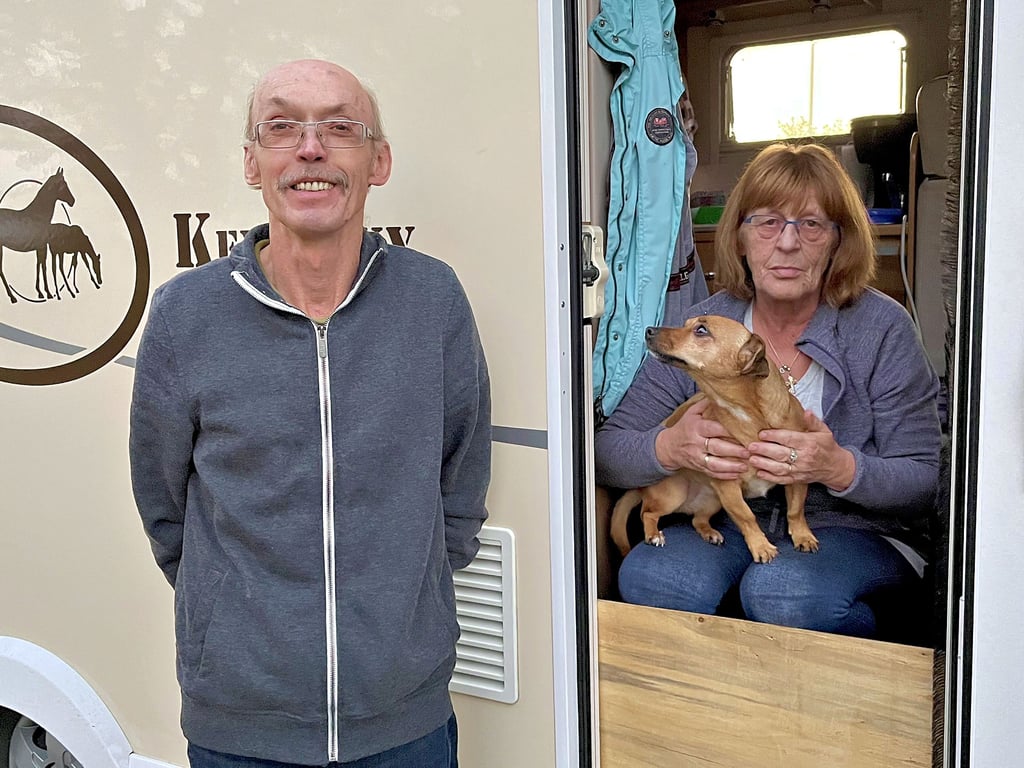 Hans Röper mit seiner Frau Christiane und einem der Hunde auf dem Tangermünder Caravanparkplatz. Zum zweiten Mal macht das Paar aus Celle hier Station.
