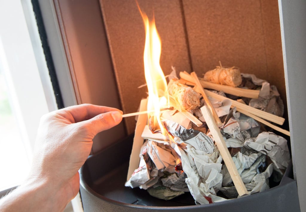 Der Ofen muss beim Anzünden der ersten Ladung Holz schnell auf hohe Temperaturen im Innenraum kommen, sonst stößt er viel Feinstaub aus.