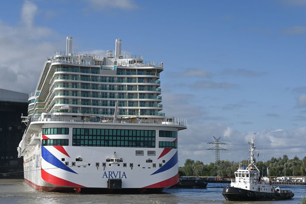 Das Kreuzfahrtschiff „Arvia“ wird im Werfthafen der Papenburger Meyer-Werft aus dem Dock bugsiert.