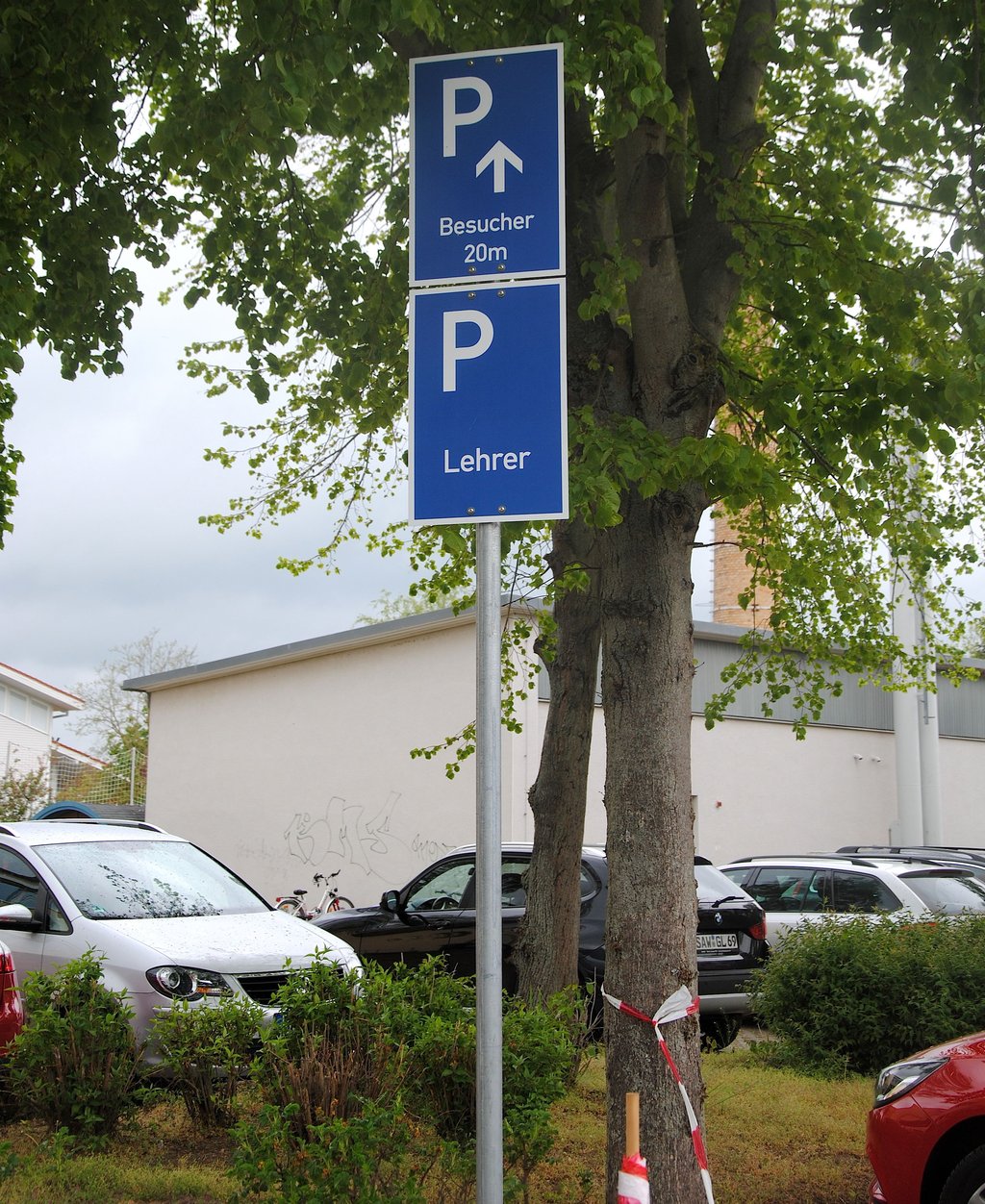 Dort wo sich jetzt der Parkplatz der Grund- und Sekundarschule befindet, könnte möglicherweise der Neubau des Hortes entstehen. Gegen diesen Vorschlag regt sich allerdings Widerstand.