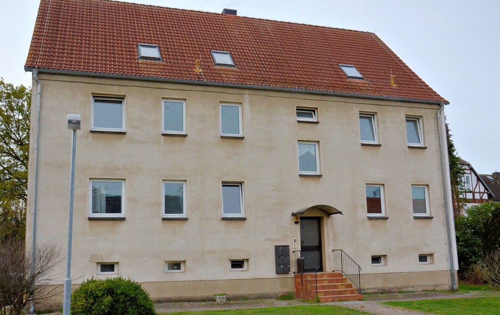Die Kommune hat den Wohnblock Am Bahndamm in Engersen verkauft. Ein privater Investor lässt dort neue Wohnungen und Monteursunterkünfte entstehen.