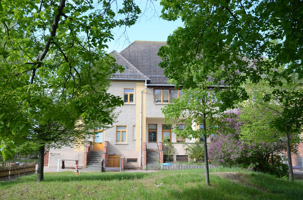 Idyllisch gelegen ist die Kita Bergmännchen Staßfurt. Im Moment befindet sich das Gebäude im Dornröschenschlaf. Die Kinder werden im Gebäude-Komplex der Sandmännchen betreut.