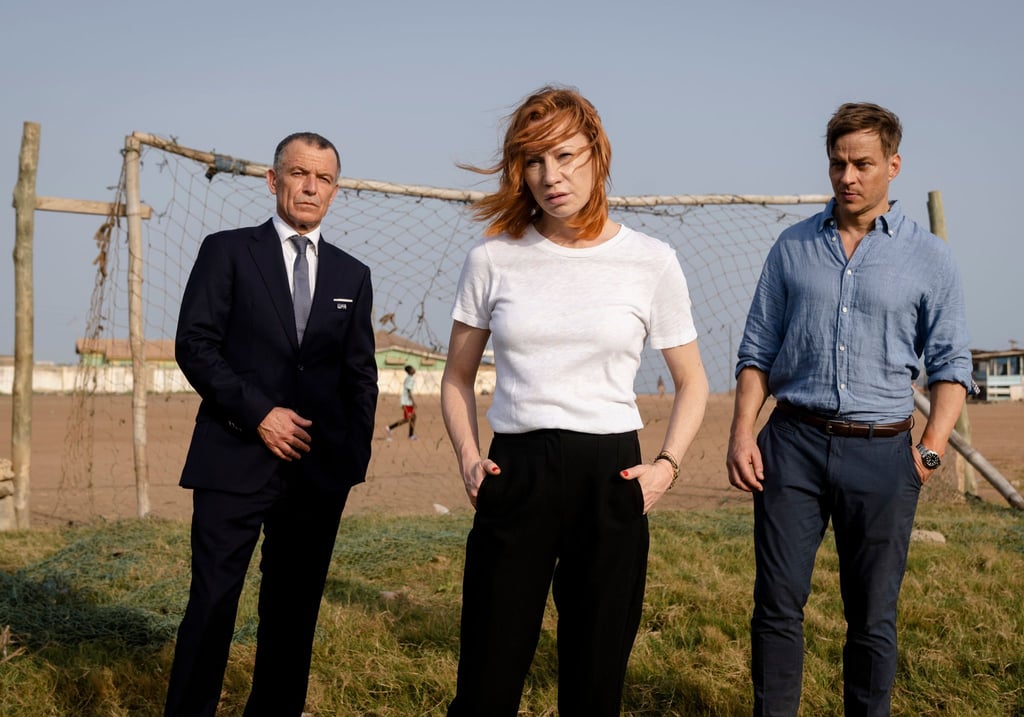 Strafverteidigerin Lea Brandstätter (Birgit Minichmayr) zwischen Jean Leco (Raymond Thiry) und Richard Felgenbauer (Tom Wlaschiha) in einer Szene aus „Das Netz“.