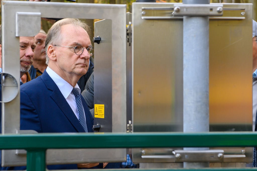 Reiner Haseloff sieht am Verteilerbauwerk am Suenbach die Technik der Anlage an.