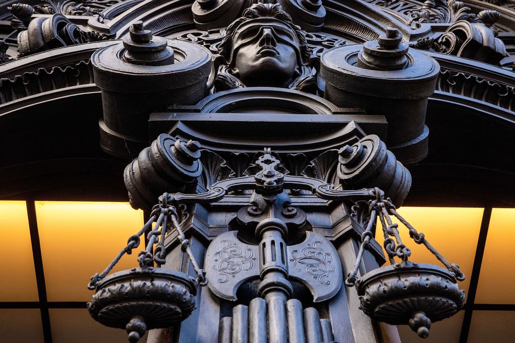 Ein Relief über dem Eingang zum Kriminalgericht Moabit stellt die Göttin Justitia mit verbundenen Augen dar.