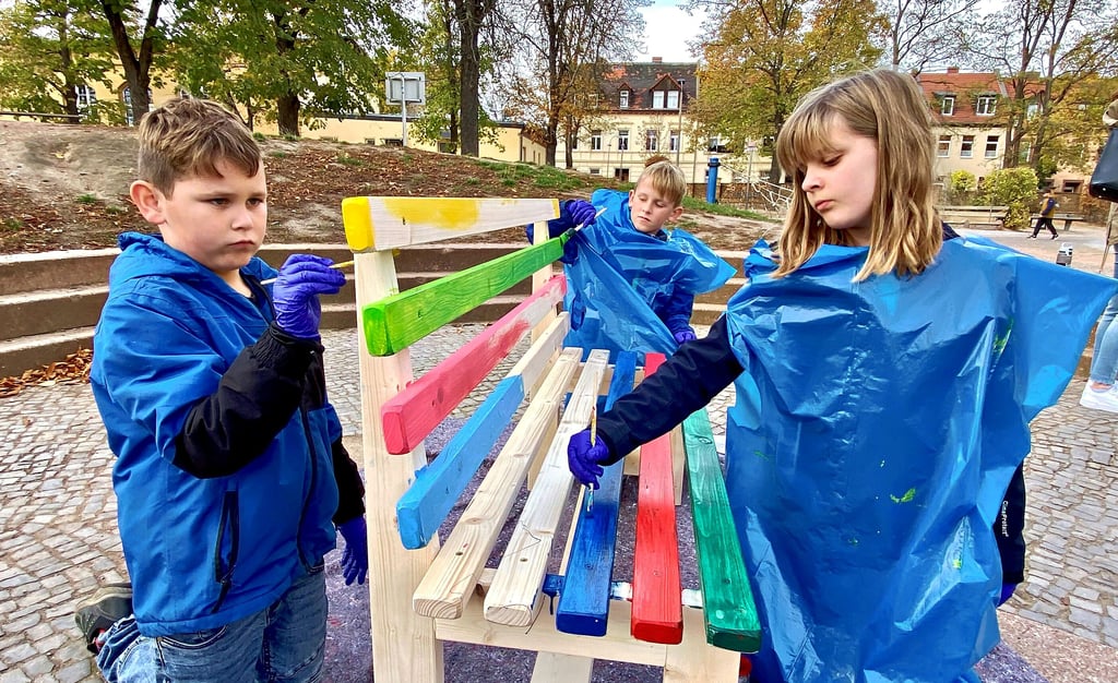 Sie sind mit Eifer an der Arbeit bei der Gestaltung der Friedensbank im Hort der Grundschule Franz Mehring in Bernburg: von links Tyler (Klasse 2b), Jaimy und Melia (beide Klasse 4a).