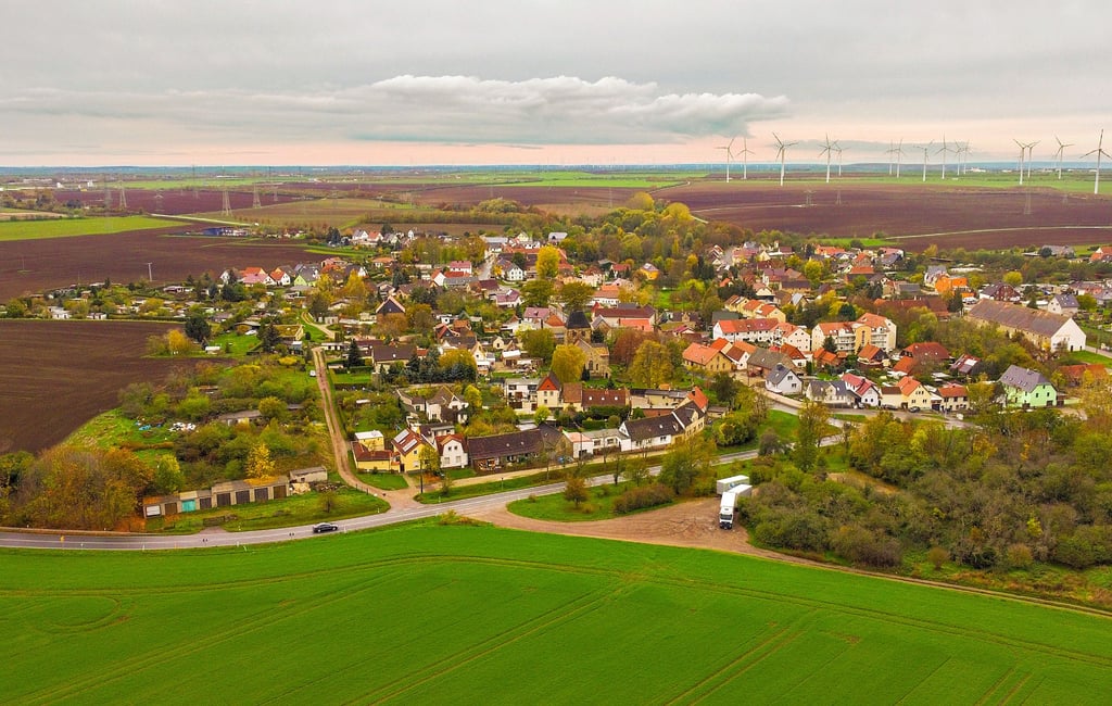 Blick gen Westen: Windräder wechseln sich im Delitzer Umland mit Hochspannungsleitungen und Autobahn ab.