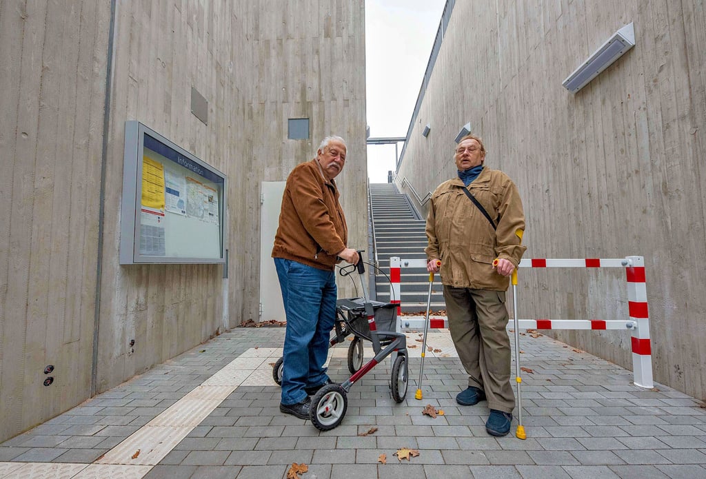 Auf den Bahnsteig in Meinsdorf kommen? Ohne Fahrstuhl ist das für Günter Koroll mit Rollator (l.) und Bernd Natho, der auf Krücken angewiesen ist, nicht möglich. Ein Fahrstuhlschacht ist zwar gebaut, aber er ist leer.