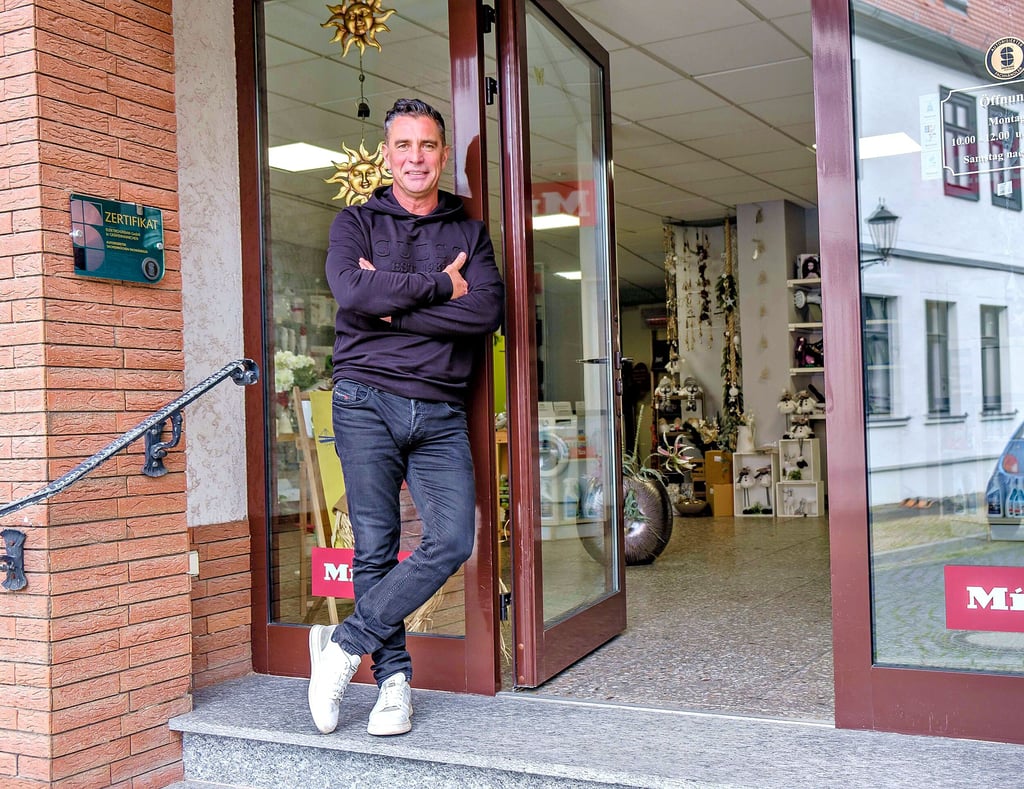 Steffen Urban von „Elektro Urban“ vor dem Geschäft mit Küchenstudio, in dem es auch diverse Geschenkartikel zu kaufen gibt.