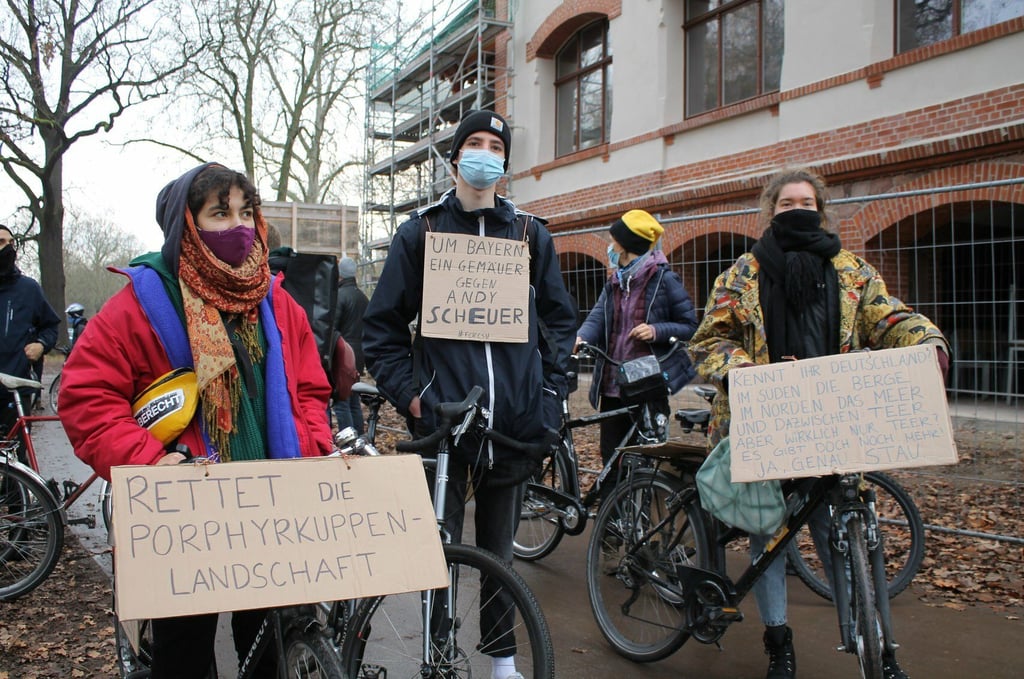 Über die letzten Jahre gab es auch immer wieder Fahrraddemos gegen den Autobahnbau. So zogen im Dezember 2020 Demonstranten vom Peißnitzhaus zur Baustelle in Salzmünde.