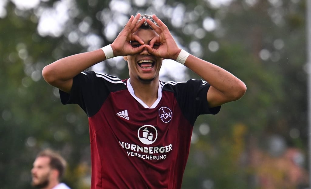 Jermain Nischalke, im Trikot seines aktuellen Vereins, dem 1. FC Nürnberg, bejubelt seinen Treffer gegen Wacker Burgausen.