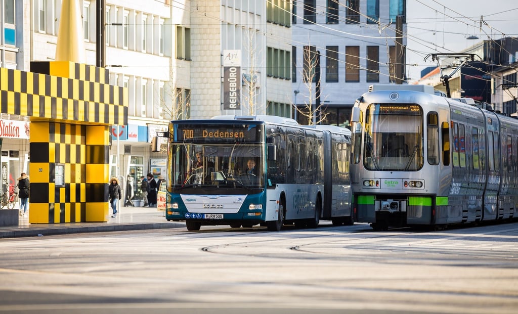 Ein Linienbus der Regiobus Hannover GmbH und eine Straßenbahn der Üstra Hannoversche Verkehrsbetriebe sind an der Haltestelle Steintor zu sehen.