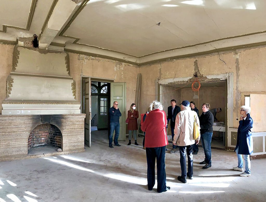 Im Sonnenschloss Walbeck ist die Machbarkeitsstudie für die Nutzung des Areals vorgestellt worden. Gitta Lüdicke vom Planungsbüro (2.v.re.) erklärt die bisherigen Arbeiten und was noch kommt.